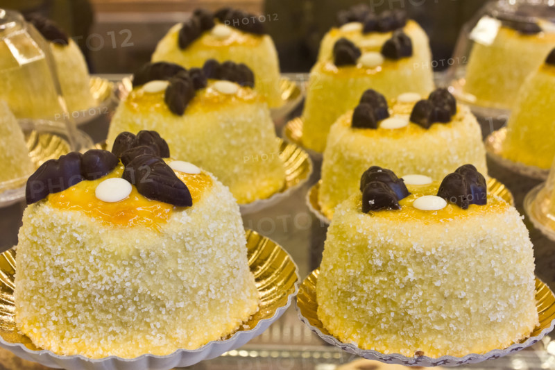 Dolce tipico bergamasco: Polenta e Osei.
Bergamo (BG), Lombardia, Italia - Italy