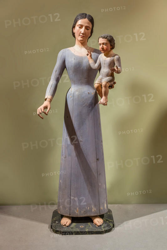 Bergamo, Museo Bernareggi, sala delle Madonne da vestire: statua in legno policroma della Madonna con Bambino, poi completate con abiti in stoffa e accessori quali corona e rosario (secoli XVII-XVIII).

[ENG]
Bergamo, Bernareggi Museum, room of the Madonnas to be dressed: wooden polychrome statue of the Virgin Mary with Infant Jesus, that is to be completed with fabric dress and accessories such as the crown and the rosary beads.  (XVII and XVII centuries).
Bergamo (BG), Lombardia - Lombardy, Italia - Italy