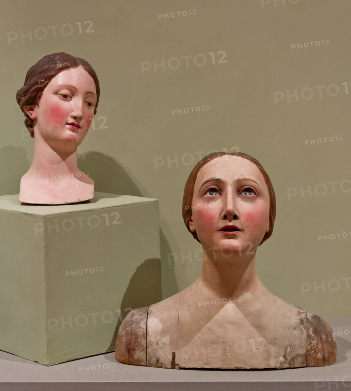 Bergamo, Museo Bernareggi, sala delle Madonne da vestire: gruppo di teste lignee intagliate e policrome 
(secoli XVII-XVIII).

[ENG]
Bergamo, Bernareggi Museum, room of the Madonnas to be dressed: wooden carved and polychrome heads . (XVII and XVII centuries).
Bergamo (BG), Lombardia - Lombardy, Italia - Italy