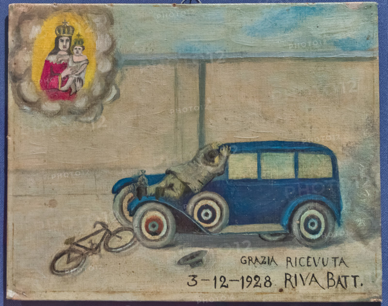 Bergamo, Museo Bernareggi: ex-voto novecentesco con scena di incidente tra auto e bicicletta.

[ENG]
Bergamo, Bernareggi Museum: ex voto depicting an accident between a car and a bike.
Bergamo (BG), Lombardia - Lombardy, Italia - Italy
