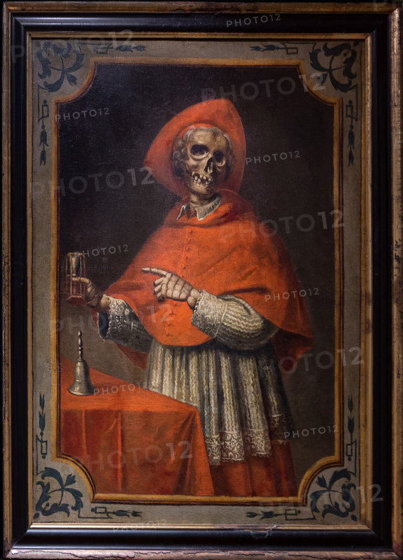 Bergamo, Museo Bernareggi: "Ritratto di nobildonna"
(XVIII secolo), di pittore bergamasco, olio su tela. Dalla metà del Settecento, sul territorio di Bergamo, si ha notizia dell'introduzione del Sacro Triduo dei Morti. Questa celebrazione solenne della durata di tre giorni cadeva generalmente nei mesi invernali, quando la sosta dal lavoro dei campi poteva consentire la nutrita partecipazione dei fedeli. In quest'occasione la predicazione verteva di solito intorno al tema dei Novissimi, ovvero i quattro ultimi eventi cui l'uomo va incontro al termine dell'esistenza: morte, giudizio, inferno o paradiso. Sull'altare, al centro di un apparato in alcuni casi di grande ricchezza e forza scenografica, l'esposizione dell'ostia consacrata consentiva l'adorazione del Santissimo Sacramento. Nella chiesa addobbata di drappi neri, veniva collocata una serie di tele raffiguranti scheletri diversamente abbigliati, così da offrire una sorta di campionario di personaggi maschili e femminili d'ogni ran...