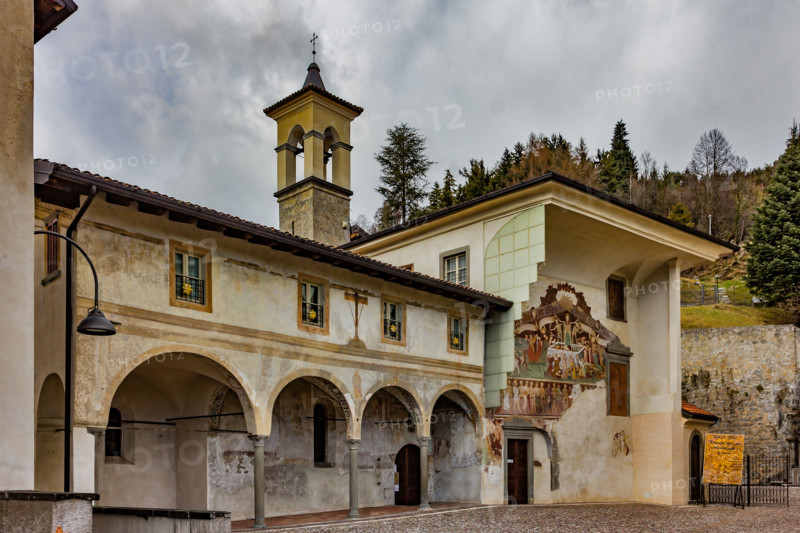 Clusone, Oratorio dei Disciplini o di San Bernardino, decorato esternamente dagli affreschi del 1485 "Trionfo della Morte" (parte alta) e "Danza Macabra" (parte bassa) e internamente da affreschi del 1471 "Vita di Gesù".  Tutti gli affreschi sono opera dell'artista clusonese Giacomo Borlone De Buschis.

[ENG] 
Clusone, Oratory of Disciplini or St. Bernardino, which has XV century frescoes  with the Triumph of Death on the top facade and a Dance of Death (Macabre Dance)  in the lower register (1485). Inside the Oratory, there are frescoes representing the life of Jesus (1471). All the frescoes are by Giacomo Borlone De Buschis.
Clusone (BG), Lombardia - Lombardy, Italia - Italy
