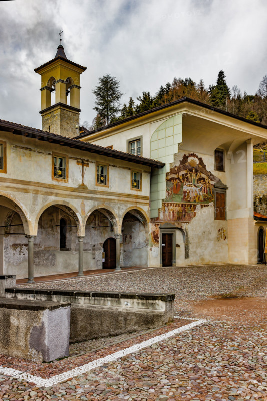Clusone, Oratorio dei Disciplini o di San Bernardino, facciata: affreschi  "Trionfo della Morte" (parte alta) e "Danza Macabra" (parte bassa), 1485. Opera dell'artista clusonese Giacomo Borlone De Buschis.
Dettaglio del Trionfo della Morte: La Morte si trova sopra un sarcofago al cui interno si trovano ormai privi di vita il Papa e l’Imperatore con intorno serpenti, rospi e scorpioni (simboli di superbia e morte improvvisa). La Morte tiene in mando grossi cartigli che ricordano che  tutti sono destinati a lasciare il mondo terreno.

[ENG] 
Clusone, Oratory of Disciplini or St. Bernardino, façade: frescoes with the Triumph of Death on the top and a Dance of Death (Macabre Dance) in the lower register (1485). All the frescoes are by Giacomo Borlone De Buschis.
Detail of the Triumph of Death standing on a sarcophagus where the dead Pope and the Emperor lie. Theay are surrounded by serpents, scorpions and toads (symbols of pride and sudden death). Death hold big scrolls to remind ever...