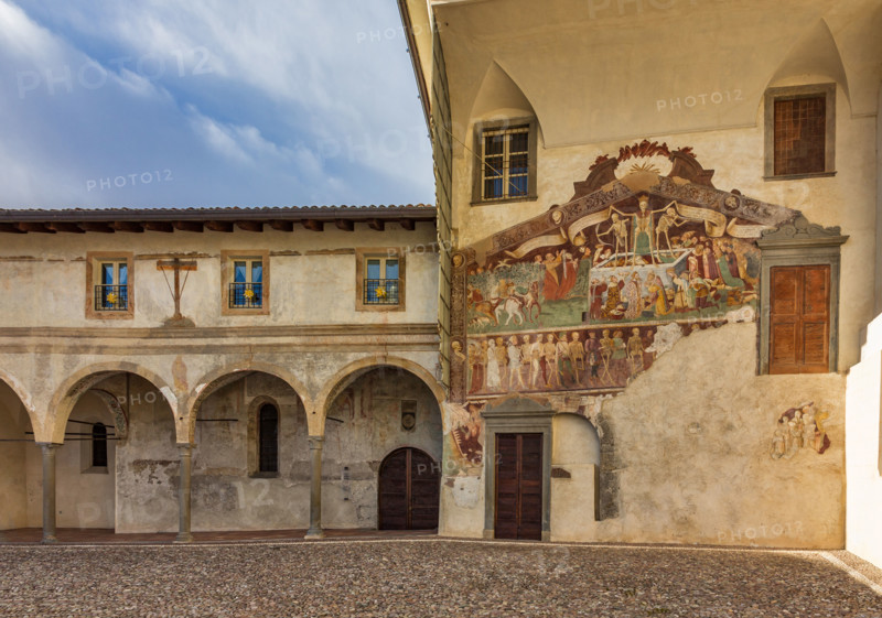 Clusone, Oratorio dei Disciplini o di San Bernardino, decorato esternamente dagli affreschi del 1485 "Trionfo della Morte" (parte alta) e "Danza Macabra" (parte bassa) e internamente da affreschi del 1471 "Vita di Gesù".  Tutti gli affreschi sono opera dell'artista clusonese Giacomo Borlone De Buschis.

[ENG] 
Clusone, Oratory of Disciplini or St. Bernardino, which has XV century frescoes  with the Triumph of Death on the top facade and a Dance of Death (Macabre Dance)  in the lower register (1485). Inside the Oratory, there are frescoes representing the life of Jesus (1471). All the frescoes are by Giacomo Borlone De Buschis.
Clusone (BG), Lombardia - Lombardy, Italia - Italy