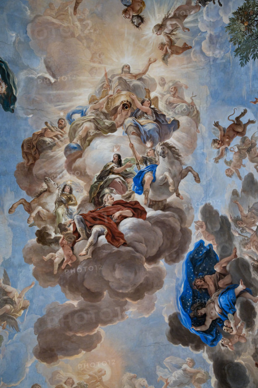 Palazzo Medici Riccardi, Galleria degli specchi (o Sala Luca Giordano): “Giove e l'apoteosi dei Medici” particolare della volta. 
Affreschi di Luca Giordano, 1682 - 1685.

La scena è posta al centro della volta. Mostra Giove sul vertice alto di una montagna di nubi, circondata da sei componenti della famiglia de' Medici. Sono riconoscibili infatti Cosimo I (a destra, con gli attributi della Prudenza) e Francesco I (a sinistra, con gli attributi della Giustizia; identificazione incerta) ai lati del dio supremo, in basso è Ferdinando II (personaggio centrale con la clava e il leone ai propri piedi, simboli della Fortezza). Ancora più in basso sono Cosimo III, avvolto con un mantello rosso mentre tempra un ferro rovente nell'acqua (ritratto idealizzato, al fine di raffigurare il granduca come personificazione della Temperanza), e ai lati i figli di quest'ultimo: Gian Gastone (sulla sinistra) e Ferdinando (sulla destra), entrambi su cavalli bianchi. Tutte e sei queste personalità sono c...