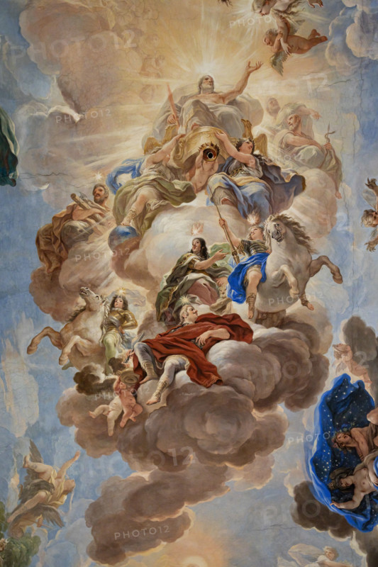 Palazzo Medici Riccardi, Galleria degli specchi (o Sala Luca Giordano): “Giove e l'apoteosi dei Medici” particolare della volta. 
Affreschi di Luca Giordano, 1682 - 1685.

La scena è posta al centro della volta. Mostra Giove sul vertice alto di una montagna di nubi, circondata da sei componenti della famiglia de' Medici. Sono riconoscibili infatti Cosimo I (a destra, con gli attributi della Prudenza) e Francesco I (a sinistra, con gli attributi della Giustizia; identificazione incerta) ai lati del dio supremo, in basso è Ferdinando II (personaggio centrale con la clava e il leone ai propri piedi, simboli della Fortezza). Ancora più in basso sono Cosimo III, avvolto con un mantello rosso mentre tempra un ferro rovente nell'acqua (ritratto idealizzato, al fine di raffigurare il granduca come personificazione della Temperanza), e ai lati i figli di quest'ultimo: Gian Gastone (sulla sinistra) e Ferdinando (sulla destra), entrambi su cavalli bianchi. Tutte e sei queste personalità sono c...