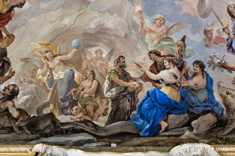 Palazzo Medici Riccardi, Galleria degli specchi (o Sala Luca Giordano): “L’Antro dell'Eternità e la nascita dell'uomo”. Particolare della volta. Affreschi di Luca Giordano; 1682 - 1685.

Un gruppo di divinità assiste alla nascita dell'uomo, simboleggiata dal neonato tenuto in mano dal dio Giano, bifronte, al centro della scena. Tutto il gruppo è circondato da un uroboro (serpente che morde la propria coda), simbolo dell'Eternità, mentre sullo sfondo entro una caverna è il Tempo (rappresentato mediante la figura di un uomo anziano alato con una clessidra in mano). Avanti a loro è una dea velata (forse la Necessità) che offre una verga alla Fortuna (ritratta bendata) e una sfera dorata alla Natura (da cui sgorga latte dal seno). Accanto al dio Giano sono le tre Parche con il filo (da lavorare) della vita umana.


[ENG]
Medici Riccardi Palace, Gallery of Mirrors (or Room Luca Giordano), detail of the vault:  "the Cave of Eternity and the Birth of Man".
Frescoes by Luca Giordano; 16...