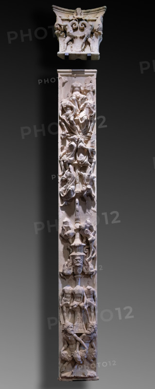 “Monumento funebre di San Giovanni Gualberto”, fondatore dell’Ordine Vallombrosano. Opera di Benedetto da Rovezzano, marmo bianco, 1505-13. Particolare della parasta con decorazioni a grottesche e capitello.

[ENG]
The “funeral monument of San Giovanni Gualberto”, founder of the Vallombrosan Order. Artwork by Benedetto da Rovezzano, white marble, 1505-13. Detail of the pilaster with grotesque decorations and capital.
Chiesa di San Salvi, Museo del C, Firenze (FI) - Florence, Toscana - Tuscany, Italia - Italy