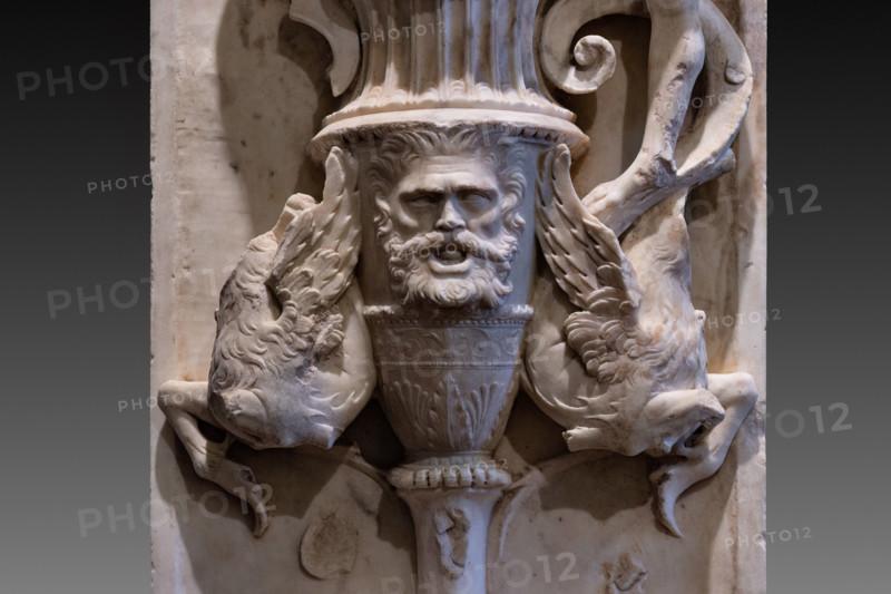 “Monumento funebre di San Giovanni Gualberto”, fondatore dell’Ordine Vallombrosano. Opera di Benedetto da Rovezzano, marmo bianco, 1505-13. Particolare della parasta con decorazioni a grottesche e capitello.

[ENG]
The “funeral monument of San Giovanni Gualberto”, founder of the Vallombrosan Order. Artwork by Benedetto da Rovezzano, white marble, 1505-13. Detail of the pilaster with grotesque decorations and capital.
Chiesa di San Salvi, Museo del C, Firenze (FI) - Florence, Toscana - Tuscany, Italia - Italy