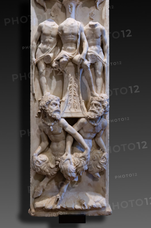 “Monumento funebre di San Giovanni Gualberto”, fondatore dell’Ordine Vallombrosano. Opera di Benedetto da Rovezzano, marmo bianco, 1505-13. Particolare della parasta con decorazioni a grottesche e capitello.

[ENG]
The “funeral monument of San Giovanni Gualberto”, founder of the Vallombrosan Order. Artwork by Benedetto da Rovezzano, white marble, 1505-13. Detail of the pilaster with grotesque decorations and capital.
Chiesa di San Salvi, Museo del C, Firenze (FI) - Florence, Toscana - Tuscany, Italia - Italy