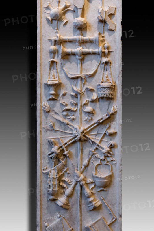 “Monumento funebre di San Giovanni Gualberto”, fondatore dell’Ordine Vallombrosano. Opera di Benedetto da Rovezzano, marmo bianco, 1505-13. Particolare di parasta.

[ENG]
The “funeral monument of San Giovanni Gualberto”, founder of the Vallombrosan Order. Artwork by Benedetto da Rovezzano, white marble, 1505-13. Detail of a pilaster.
Chiesa di San Salvi, Museo del C, Firenze (FI) - Florence, Toscana - Tuscany, Italia - Italy