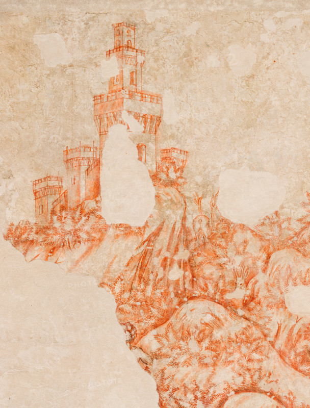 Palazzo Ducale, sala del Pisanello, parete nord-est: “Torneo-battaglia di Louvezerp”,  1430-1433, di Antonio di Puccio, detto il Pisanello. pittura murale strappata, tecnica mista.  Il soggetto è tratto da “Le roman en prose de Tristan”, capolavoro della letteratura cavalleresca.
Dettaglio con torri di un castello.

[ENG]
Palazzo Ducale, Pisanello room, north-east wall: “Tournament-Battle of Louvezerp”, 1430-1433, by Antonio di Puccio, known as Pisanello. detached wall painting, mixed media. The subject is taken from “Le roman en prose de Tristan”, a masterpiece of chivalric literature.
Detail with  towers of a castle.
Palazzo Ducale, Mantova (MN) - Mantua, Lombardia - Lombardy, Italia - Italy