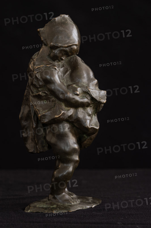 Collezione Assicoop Unipol, inv. n° 860: 
Ermenegildo Luppi: “Fillette et son chien”;
(bronzo, h 20 cm.).