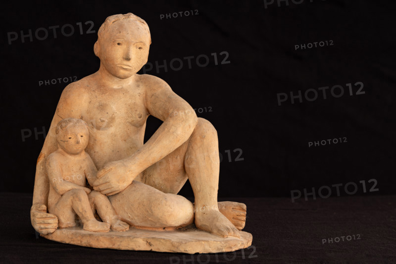 Collezione Assicoop Unipol, inv. n° 864: 
Annibale Zucchini; “Mamma con bimbo” (terracotta, 21x15x23).