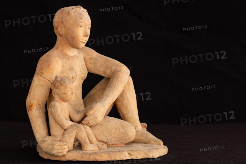 Collezione Assicoop Unipol, inv. n° 864: 
Annibale Zucchini; “Mamma con bimbo” (terracotta, 21x15x23).