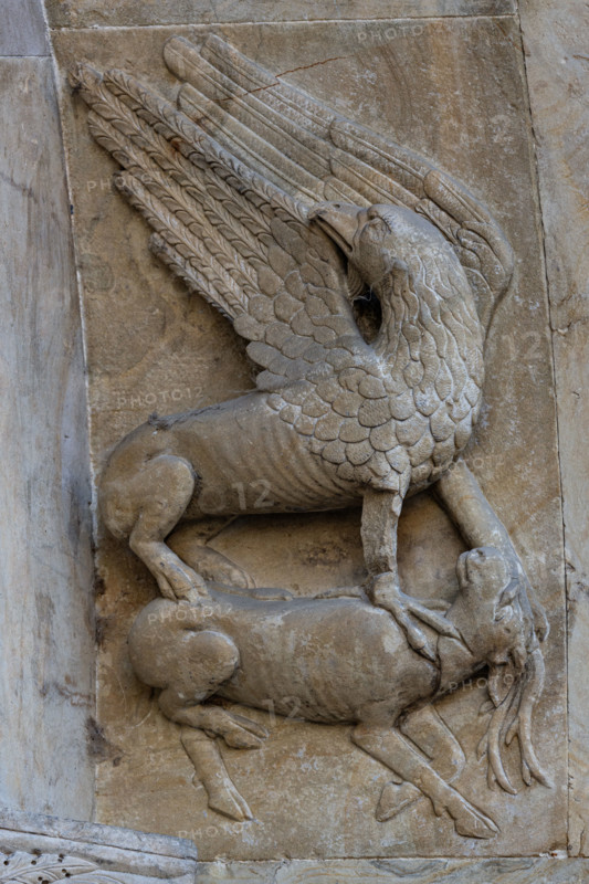 Fidenza, Duomo (Cattedrale di S. Donnino), facciata, protiro del portale destro: “Grifone che artiglia un cervo”. Bassorilievo di Benedetto Antelami e bottega.

[ENG]
Fidenza, duomo (St. Donnino Cathedral), façade, the prothyrum of the right portal: “a griffin clawing at the deer”. Bas-relief by Benedetto Antelami and workshop.
Cattedrale di S. Donnino, Fidenza (PR), Emilia Romagna, Italia - Italy