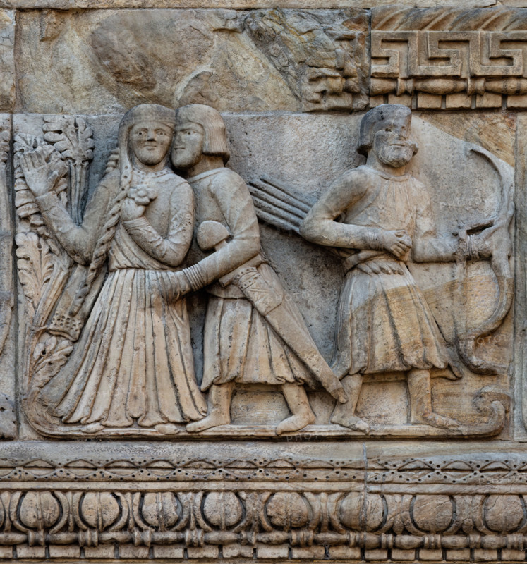 Fidenza, duomo (cattedrale di San Donnino), torre di destra (Torre del Trabucco), fronte ovest: particolare del fregio con “Storie di Berta, Milone e Rolandino” raccontate da due chanson de geste tra la fine del XII e l'inizio del XIII secolo. “Carlo Magno va a caccia, mentre Milone seduce Berta, sorella di Carlo Magno”.
Opera di Benedetto Antelami e bottega.


[ENG]
Fidenza, duomo (Cathedral of San Donnino), right tower (Trabucco Tower), west front: detail of the frieze with “Stories of Berta, Milone and Rolandino” told by two Chanson de Geste between the end of the 12th and the beginning of the 13th century.
“Charlemagne goes hunting, while Milo seduces Berta, Charlemagne’s sister.”
Work by Benedetto Antelami e workshop.
Cattedrale di San Donnino, Fidenza (PR), Emilia-Romagna, Italia - Italy