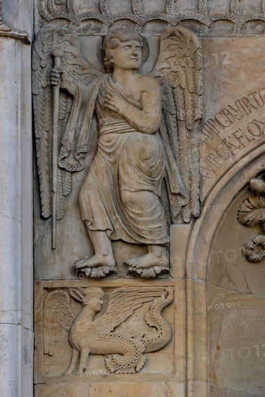Fidenza, duomo (Cattedrale di San Donnino), facciata, formella: angelo che indica la via Francigena e, sotto, un’arpia.
Opera di Benedetto Antelami.

[ENG]
Fidenza, cathedral (Cathedral of San Donnino), facade, panel: an angel indicating the via Francigena and, underneath,a harpy.
Work by Benedetto Antelami.
Cattedrale di S. Donnino, Fidenza (PR), Emilia Romagna, Italia - Italy