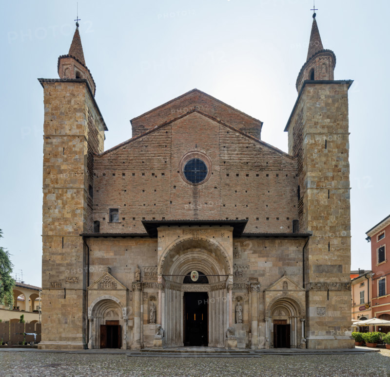 Fidenza, Duomo (Cattedrale di San Donnino): veduta della facciata.

[ENG]
Fidenza, Duomo (St. Donnino Cathedral): view of the façade.
Cattedrale di San Donnino, Fidenza (PR), Emilia-Romagna, Italia - Italy