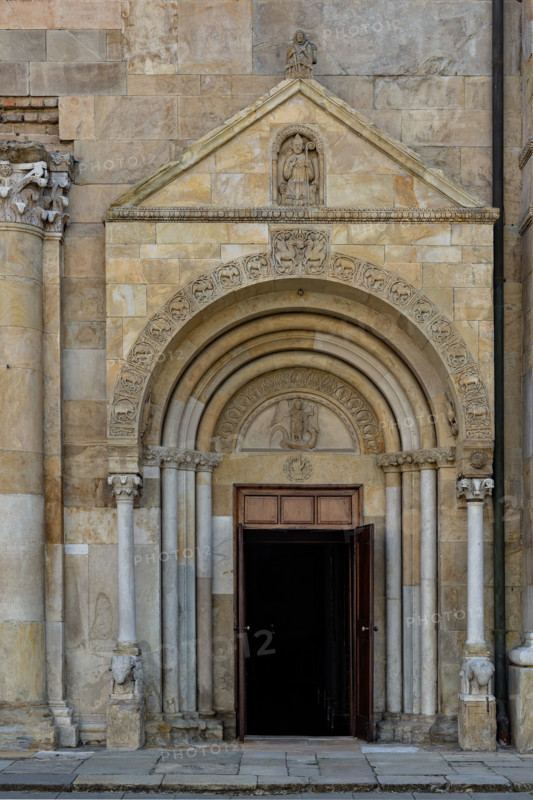 Fidenza, Duomo (St. Donnino Cathedral), the façade: detail of the right portal.
Cattedrale di San Donnino, Fidenza (PR), Emilia-Romagna, Italia - Italy