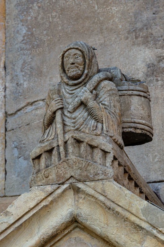 Fidenza, Duomo (Cathedral of San Donnino), acroterion of the right portal: “Raimondinus vilis”, the Poor Raimondino. This figure is traditionally recognized as Saint Raimondino Zanfogni, called Palmerio, of Piacenza (1140 – 27 July 1200), a layman who was a pilgrim to the Holy Land (hence the nickname) and then to San Giacomo di Campo Stella. Returning to Piacenza, he assisted and defended the poor of his city and founded a hospital.
Cattedrale di San Donnino, Fidenza (PR), Emilia-Romagna, Italia - Italy
