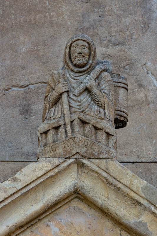 Fidenza, Duomo (Cathedral of San Donnino), acroterion of the right portal: “Raimondinus vilis”, the Poor Raimondino. This figure is traditionally recognized as Saint Raimondino Zanfogni, called Palmerio, of Piacenza (1140 – 27 July 1200), a layman who was a pilgrim to the Holy Land (hence the nickname) and then to San Giacomo di Campo Stella. Returning to Piacenza, he assisted and defended the poor of his city and founded a hospital.
Cattedrale di San Donnino, Fidenza (PR), Emilia-Romagna, Italia - Italy
