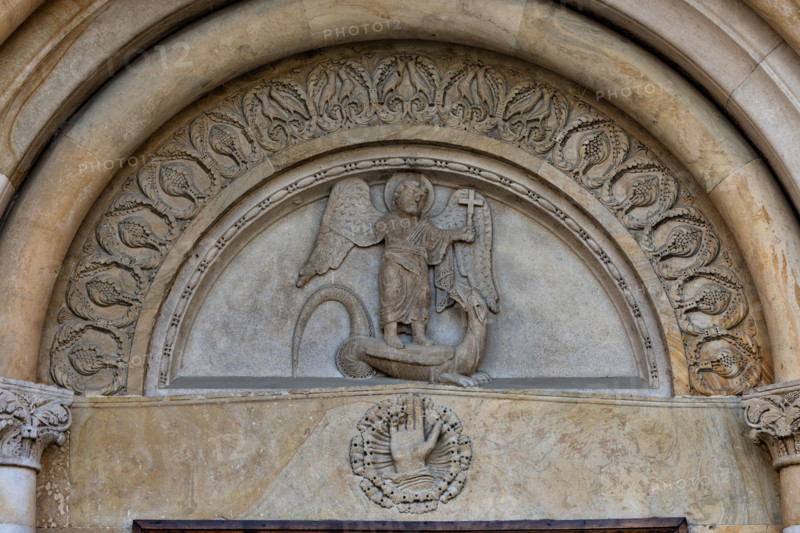 Fidenza, Duomo (Cattedrale di San Donnino), facciata: la lunetta del portale destro con “San Michele che uccide il drago”. Opera di Benedetto Antelami e bottega.

[ENG]
Fidenza, Duomo (St. Donnino Cathedral), the façade: the lunette of the right portal with “Saint Michael killing the dragon”. Work by Benedetto Antelami and workshop.
Cattedrale di San Donnino, Fidenza (PR), Emilia-Romagna, Italia - Italy