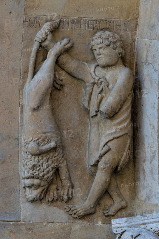 Fidenza, duomo (St. Donnino Cathedral), façade, the right portal, inside the prothyrum: "Hercules shows the Nemean lion he killed". Bas-relief by Benedetto Antelami and workshop.
Cattedrale di S. Donnino, Fidenza (PR), Emilia Romagna, Italia - Italy