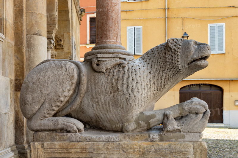 Fidenza, Duomo (Cattedrale di San Donnino), facciata, protiro: leone stiloforo di destra.
Opera di Benedetto Antelami e bottega.

[ENG]
Fidenza, Duomo (St. Donnino Cathedral), the façade, the prothyrum: right column-bearing lion.
Work by Benedetto Antelami  and workshop.
Cattedrale di San Donnino, Fidenza (PR), Emilia-Romagna, Italia - Italy