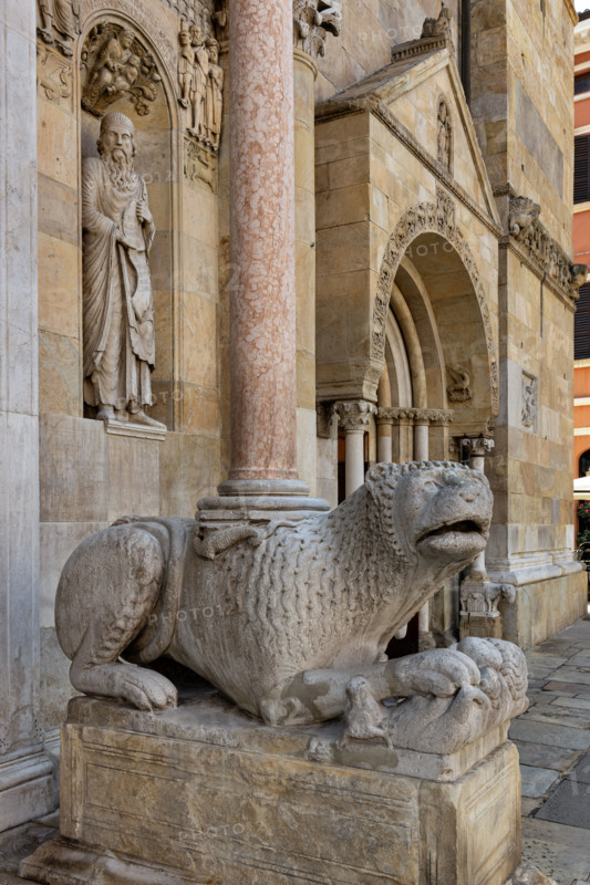 Fidenza, Duomo (Cattedrale di San Donnino), facciata, protiro: leone stiloforo di destra.
Opera di Benedetto Antelami e bottega.

[ENG]
Fidenza, Duomo (St. Donnino Cathedral), the façade, the prothyrum: right column-bearing lion.
Work by Benedetto Antelami  and workshop.
Cattedrale di San Donnino, Fidenza (PR), Emilia-Romagna, Italia - Italy