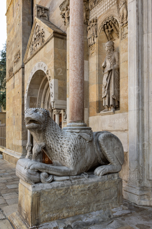 Fidenza, Duomo (Cattedrale di San Donnino), facciata, protiro: leone stiloforo di sinistra.
Opera di Benedetto Antelami e bottega.

[ENG]
Fidenza, Duomo (St. Donnino Cathedral), the façade, the prothyrum: left column-bearing lion.
Work by Benedetto Antelami and workshop.
Cattedrale di San Donnino, Fidenza (PR), Emilia-Romagna, Italia - Italy