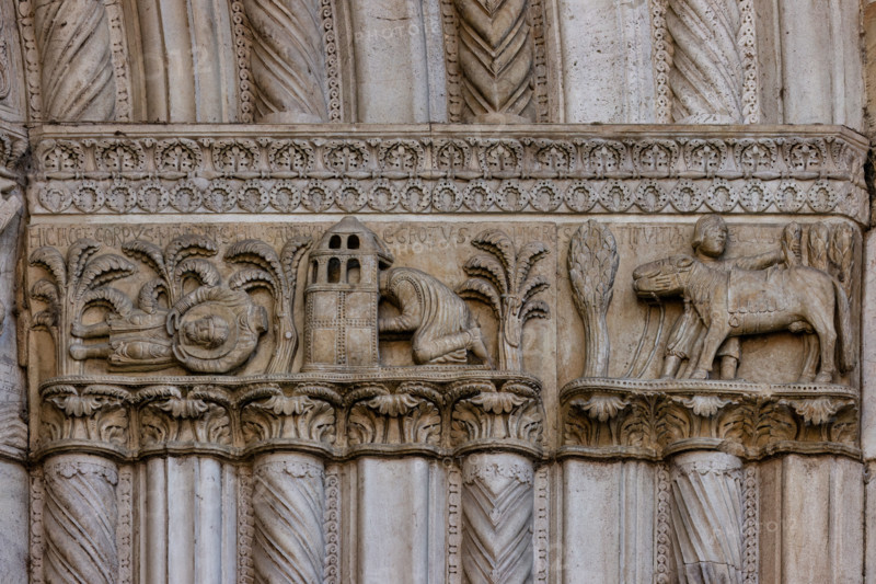 Fidenza, duomo (Cattedrale di San Donnino), facciata, portale maggiore: dettaglio dell’archivolto con “Storie di San Donnino”.
Donnino si adagia tra le piante sulla sponda del torrente Stirone e muore. Donnino guarisce un ammalato, che si era recato a pregare nella chiesetta edificata sul luogo del martirio.
Donnino fa ritrovare al miracolato il cavallo che gli era stato rubato mentre stava in chiesa.
Opera di  Benedetto Antelami e bottega.

[ENG]
Fidenza, duomo (Cathedral of San Donnino), facade, main portal: detail of the archivolt with “Stories of St. Donnino”. Donnino lies down among the plants on the bank of the Stirone stream and dies.Donnino heals a sick man, who had gone to pray in the little church built on the site of the martyrdom.
Donnino helps the miraculously healed person find his horse which had been stolenwhile he was in church.
Work by Benedetto Antelami and workshop.
Cattedrale di San Donnino, Fidenza (PR), Emilia-Romagna, Italia - Italy