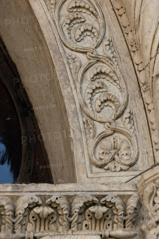 Fidenza, Duomo (Cattedrale di San Donnino), facciata, il portale maggiore, fregio interno: dettaglio a girali vegetali.
Opera di Benedetto Antelami e bottega.

[ENG]
Fidenza, Duomo (St. Donnino Cathedral), the façade, the main portal, an internal frieze: detail of vegetal scrolls.
Work by Benedetto Antelami and workshop.
Cattedrale di San Donnino, Fidenza (PR), Emilia-Romagna, Italia - Italy