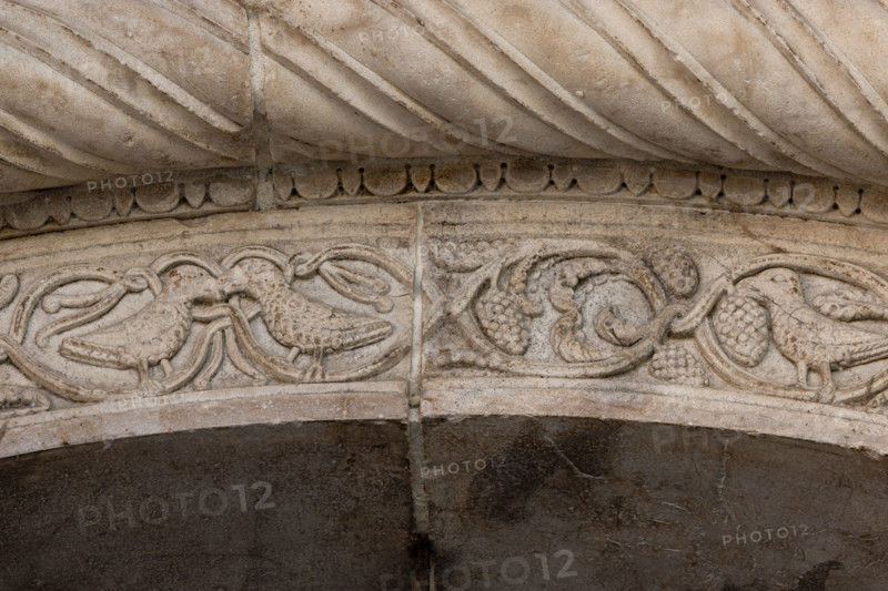 Fidenza, Duomo (Cattedrale di San Donnino), facciata, il portale maggiore, fregio interno: dettaglio a girali vegetali e uccelli.
Opera di Benedetto Antelami e bottega.

[ENG]
Fidenza, Duomo (St. Donnino Cathedral), the façade, the main portal, an internal frieze: detail of vegetal scrolls and birds.
Work by Benedetto Antelami and workshop.
Cattedrale di San Donnino, Fidenza (PR), Emilia-Romagna, Italia - Italy