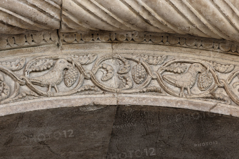 Fidenza, Duomo (Cattedrale di San Donnino), facciata, il portale maggiore, fregio interno: dettaglio a girali vegetali e uccelli.
Opera di Benedetto Antelami e bottega.

[ENG]
Fidenza, Duomo (St. Donnino Cathedral), the façade, the main portal, an internal frieze: detail of vegetal scrolls and birds.
Work by Benedetto Antelami and workshop.
Cattedrale di San Donnino, Fidenza (PR), Emilia-Romagna, Italia - Italy