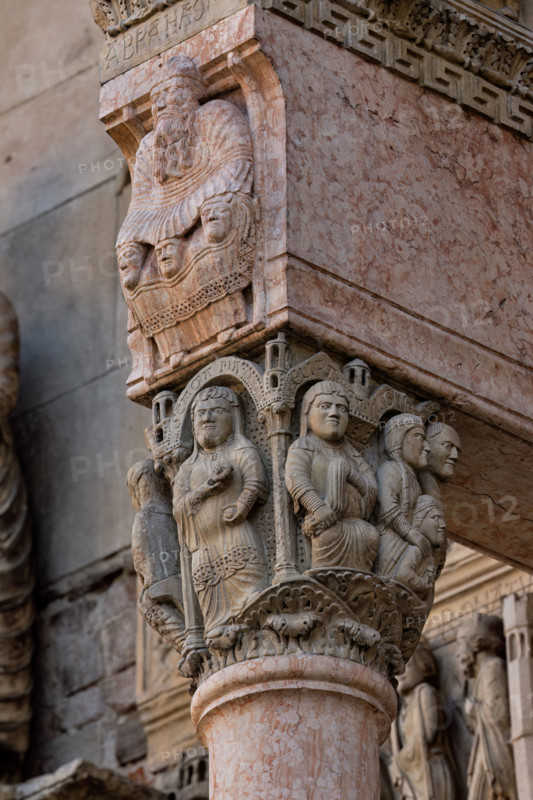Fidenza, Duomo (Cathedral of San Donnino), facade, main portal, prothyrum: the left capital with “Stories of the Virgin Mary”, surmounted by “the patriarch Abraham” who carries in his lap, protecting them, three human figures symbolizing “the righteous”.
Work by Benedetto Antelami and workshop.
Cattedrale di San Donnino, Fidenza (PR), Emilia-Romagna, Italia - Italy