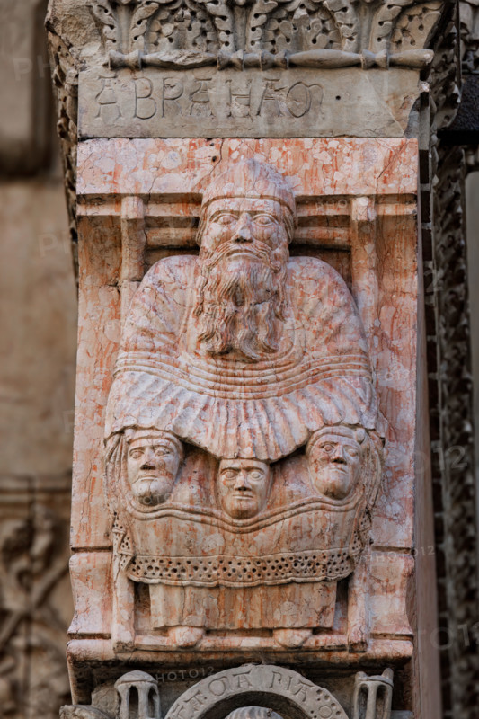 Fidenza, Duomo (Cathedral of San Donnino), facade, main portal, prothyrum: the left capital with “the patriarch Abraham” who carries in his lap, protecting them, three human figures symbolizing “the righteous”.
Work by Benedetto Antelami and workshop.
Cattedrale di San Donnino, Fidenza (PR), Emilia-Romagna, Italia - Italy