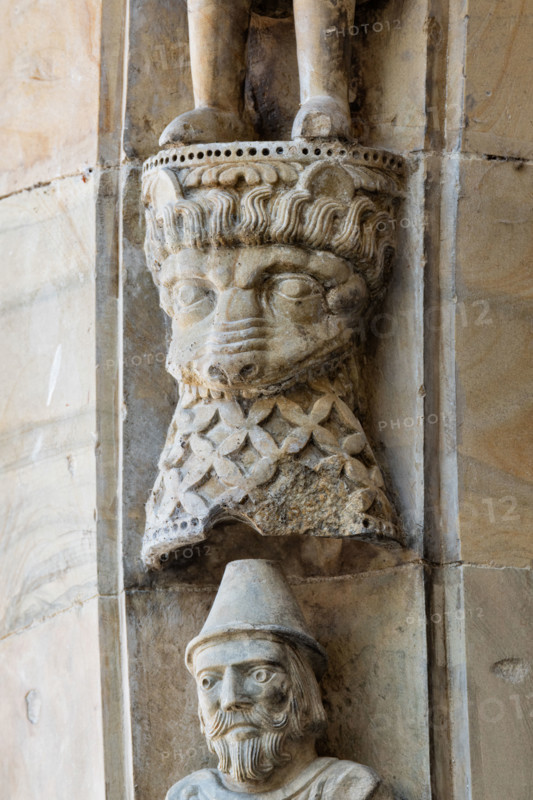 Fidenza, Duomo (Cathedral of San Donnino), facade, main portal: detail of the archivolt with lion-headed corbel.
Work by Benedetto Antelami and workshop.
Cattedrale di San Donnino, Fidenza (PR), Emilia-Romagna, Italia - Italy
