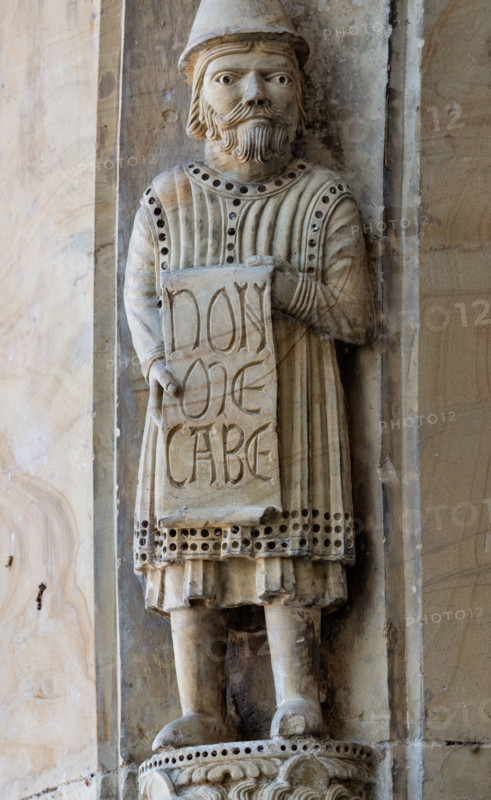 Fidenza, Duomo (Cathedral of San Donnino), facade, main portal: detail of the archivolt with one of the figures of prophets depicting the commandments with the inscription: NON / M[O]E/CABE[RIS] = You shall not commit fornication (Es. 20, 14).
Work by Benedetto Antelami and workshop.
Cattedrale di San Donnino, Fidenza (PR), Emilia-Romagna, Italia - Italy