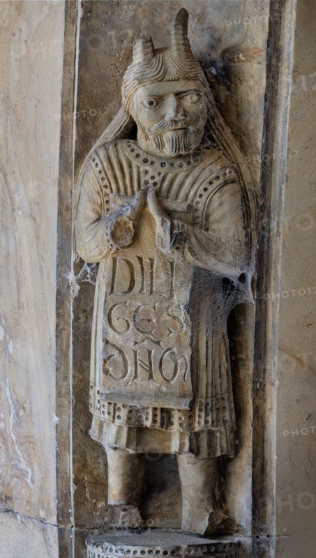 Fidenza, Duomo (Cathedral of San Donnino), facade, main portal: detail of the archivolt with one of the figures of prophets depicting the commandments with the inscription: DILI/GES / D[OMI]N[V]M = You shall love the Lord (Dt 6, 5).
Work by Benedetto Antelami and workshop.
Cattedrale di San Donnino, Fidenza (PR), Emilia-Romagna, Italia - Italy