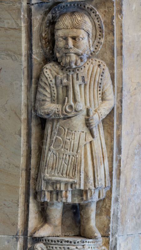Fidenza, Duomo (Cathedral of San Donnino), facade, main portal: detail of the archivolt with “Allegories of the Beatitudes”. The apostle Peter, with the keys in his hand and the inscription: BEATI / MUNDO = Blessed are the pure (Mt 5, 8).
Work by Benedetto Antelami and workshop.
Cattedrale di San Donnino, Fidenza (PR), Emilia-Romagna, Italia - Italy