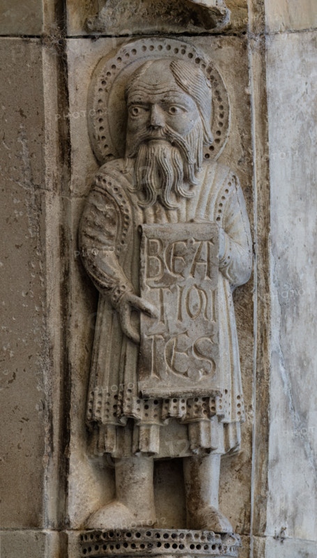 Fidenza, Duomo (Cattedrale di San Donnino), facciata, portale maggiore: dettaglio dell’archivolto con “Allegorie delle Beatitudini”. Apostolo con l’iscrizione: BEA/TI MI/TES = Beati i miti (Mt. 5, 4).
Opera di Benedetto Antelami e bottega.

[ENG]
Fidenza, Duomo (Cathedral of San Donnino), facade, main portal: detail of the archivolt with “Allegories of the Beatitudes”. An apostle with the inscription: BEA/TI MI/TES = Blessed are the meek (Mt. 5, 4).
Work by Benedetto Antelami and workshop.
Cattedrale di San Donnino, Fidenza (PR), Emilia-Romagna, Italia - Italy