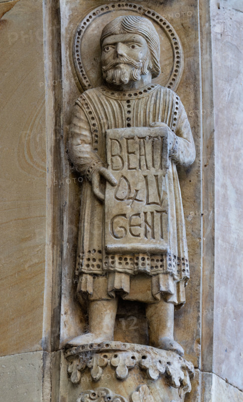 Fidenza, Duomo (Cattedrale di San Donnino), facciata, portale maggiore: dettaglio dell’archivolto con “Allegorie delle Beatitudini”. Apostolo con l’iscrizione:  BEATI / Q[VI] LV/GENT = Beati quelli che piangono (Mt 5, 5).
Opera di Benedetto Antelami e bottega.

[ENG]
Fidenza, Duomo (Cathedral of San Donnino), facade, main portal: detail of the archivolt with “Allegories of the Beatitudes”. An apostle with the inscription:  BEATI / Q[VI] LV/GENT = Bless are  those who mourn (Mt 5, 5).
Work by Benedetto Antelami and workshop.
Cattedrale di San Donnino, Fidenza (PR), Emilia-Romagna, Italia - Italy