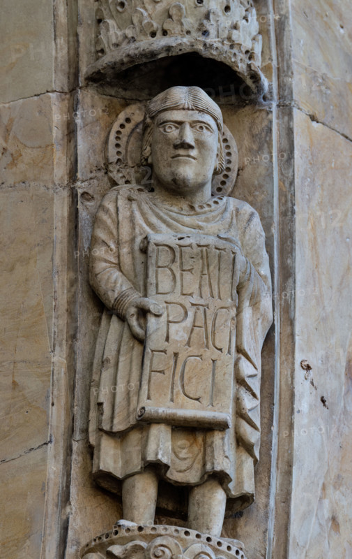 Fidenza, Duomo (Cathedral of San Donnino), facade, main portal: detail of the archivolt with “Allegories of the Beatitudes”. An apostle with the inscription: BEATI / PACI/FICI = Blessed are the peaceloversi (Mt 5, 9).
Work by Benedetto Antelami and workshop.
Cattedrale di San Donnino, Fidenza (PR), Emilia-Romagna, Italia - Italy