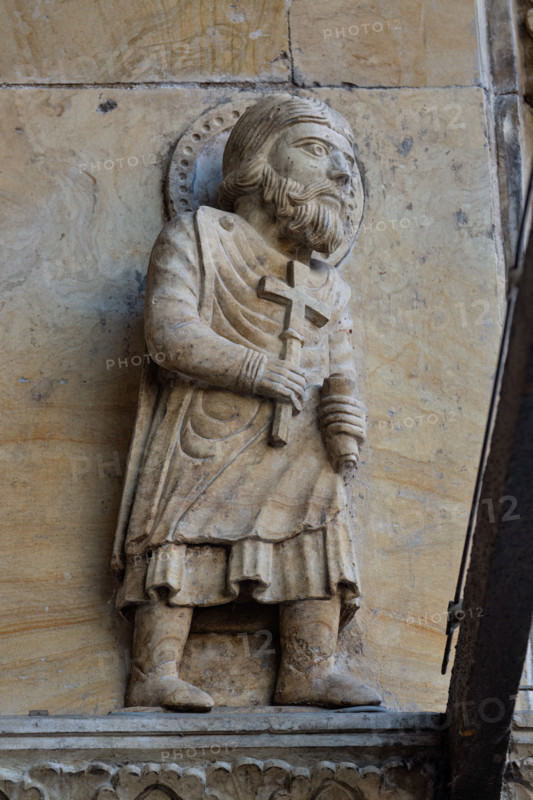 Fidenza, Duomo (Cattedrale di San Donnino), facciata, portale maggiore: dettaglio interno dell’archivolto con apostolo con una croce in mano in cammino verso l’esterno.
Opera di Benedetto Antelami e bottega.

[ENG]
Fidenza, Duomo (Cathedral of San Donnino), facade, main portal: internal detail of the archivolt with the apostle with a cross in his hand walking towards the outside.
Work by Benedetto Antelami and workshop.
Cattedrale di San Donnino, Fidenza (PR), Emilia-Romagna, Italia - Italy