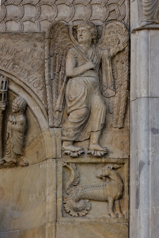 Fidenza, duomo (Cattedrale di San Donnino), sculture tra il portale maggiore e quello di sinistra vicino alla nicchia con il “Re David” di Benedetto Antelami.
Particolare con le figura di un capricorno sormontata dal bassorilievo raffigurante un angelo che indica la via per Roma. 


[ENG]
Fidenza, duomo (Cathedral of San Donnino), sculptures between the main portal and the left one near the niche with the “King David” by Benedetto Antelami.
Detail with the figure of a Capricorn surmounted by a bas-relief depicting an angel indicating the way to Rome.
Cattedrale di San Donnino, Fidenza (PR), Emilia-Romagna, Italia - Italy
