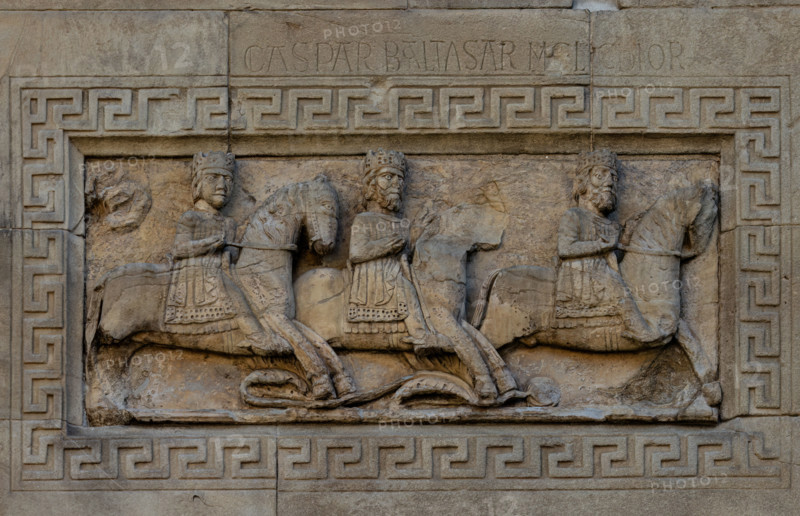 Fidenza, duomo (Cattedrale di San Donnino), facciata, sculture tra il portale sinistro e il portale maggiore: “La fuga dei Re Magi”.
La lastra, incastonata in una cornice a greche scolpita nelle lastre contigue, raffigura i tre Re Magi che cavalcano da sinistra verso destra. Sulle lastre contigue superiori, sono incisi a lettere capitali i nomi dei tre personaggi: CASPAR BALTASAR MELCHIOR (Gaspar Baltasar Melchior).
Il fatto che la stella che li ha guidati sino a Gesù – rappresentata da un disco (danneggiato) scolpito nell’angolo alto sinistro – sia alle loro spalle, induce a presumere che i tre personaggi stiano allontanandosi dal luogo dell’incontro col Messia, obbedendo all’avvertimento di Dio di non tornare da Erode (Mt 2,12).
Opera di Benedetto Antelami e bottega.

[ENG]
Fidenza, duomo (Cathedral of San Donnino), façade, sculptures between the left portal and the main portal: “The Flight of the Three Wise Men”.
The slab, set in a Greek fret frame carved into the adjacent sl...