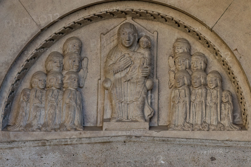 Fidenza, duomo (Cattedrale di San Donnino), ffacciata, portale sinistro: la lunetta con la “Madonna della Vita” (o Madonna odigitria o Madonna della Misericordia).
Opera di Benedetto Antelami e bottega.

[ENG]
Fidenza, duomo (Cathedral of San Donnino), façade, left portal: the lunette with the “Madonna of Life” (or Madonna Odigitria or Madonna of Mercy).
Work by Benedetto Antelami and workshop.
Cattedrale di San Donnino, Fidenza (PR), Emilia-Romagna, Italia - Italy