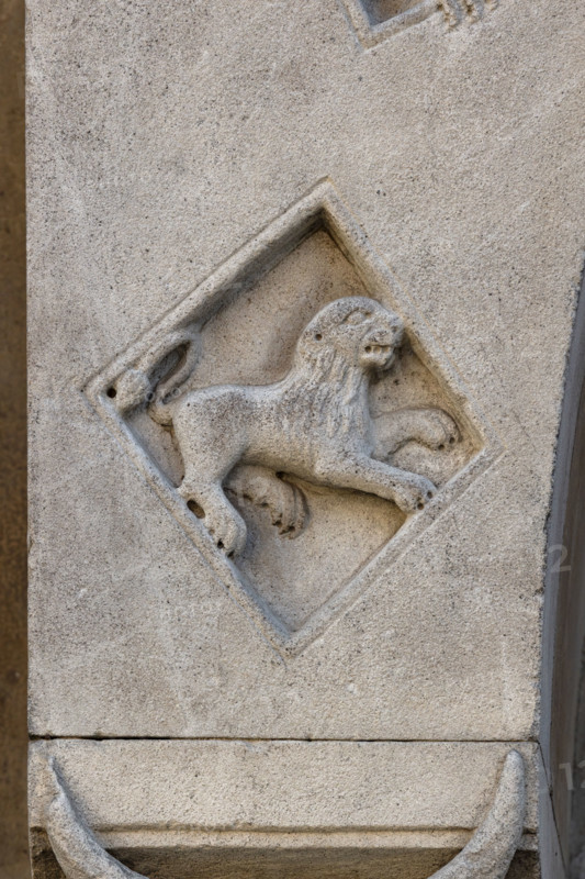Fidenza, Duomo (Cattedrale di San Donnino), facciata, portale sinistro, protiro, serie di losanghe con allegorie delle virtù teologali e delle virtù cardinali: “la fortezza”. 
Opera di Benedetto Antelami e bottega.

[ENG]
Fidenza, Duomo (St. Donnino Cathedral),facade, left portal, prothyrum, series of lozenges with allegories of the theological virtues and cardinal virtues: “Fortitude”.
Work by Benedetto Antelami and workshop.
Cattedrale di San Donnino, Fidenza (PR), Emilia-Romagna, Italia - Italy