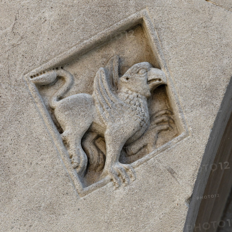 Fidenza, Duomo (Cattedrale di San Donnino), facciata, portale sinistro, protiro, serie di losanghe con allegorie delle virtù teologali e delle virtù cardinali: “la giustizia”. 
Opera di Benedetto Antelami e bottega.

[ENG]
Fidenza, Duomo (St. Donnino Cathedral),facade, left portal, prothyrum, series of lozenges with allegories of the theological virtues and cardinal virtues: “Justice”.
Work by Benedetto Antelami and workshop.
Cattedrale di San Donnino, Fidenza (PR), Emilia-Romagna, Italia - Italy
